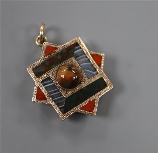 A Victorian yellow metal and Scottish hardstone set star pendant, with glazed panel en verso, 28mm, gross 6.8 grams.